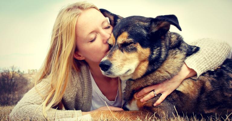 Hond en vrouw